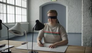 En esta campaña de TBWA\Helsinki los creativos diseñan con los ojos vendados