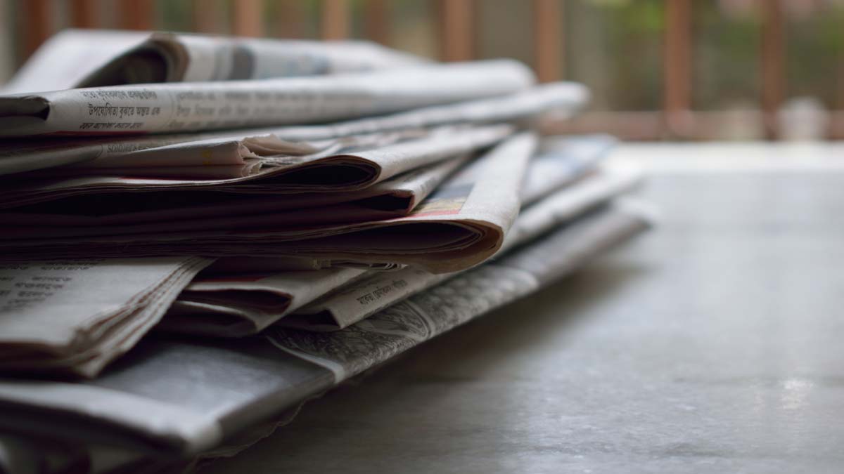 Montón de periódicos como representación del periodismo