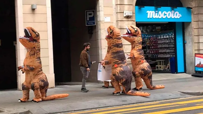 Miscota organiza una concentración de dinosaurios por la nueva apertura de su tienda en Barcelona