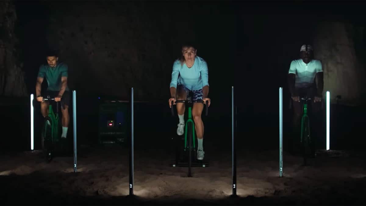 Hitachi World’s First Zero Carbon Powered Film ciclistas pedaleando