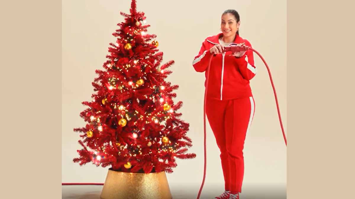 Dakota Tárraga con un árbol de Navidad