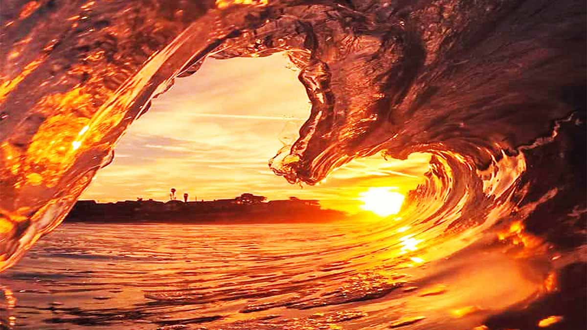 Un atardecer entre una ola