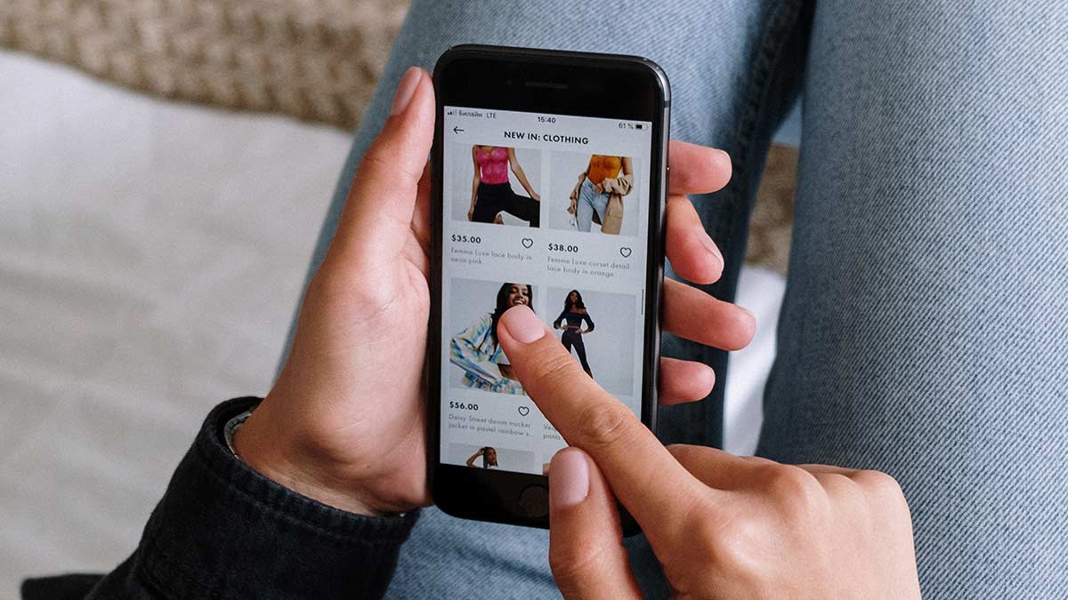 Unas manos utilizando una aplicación de moda
