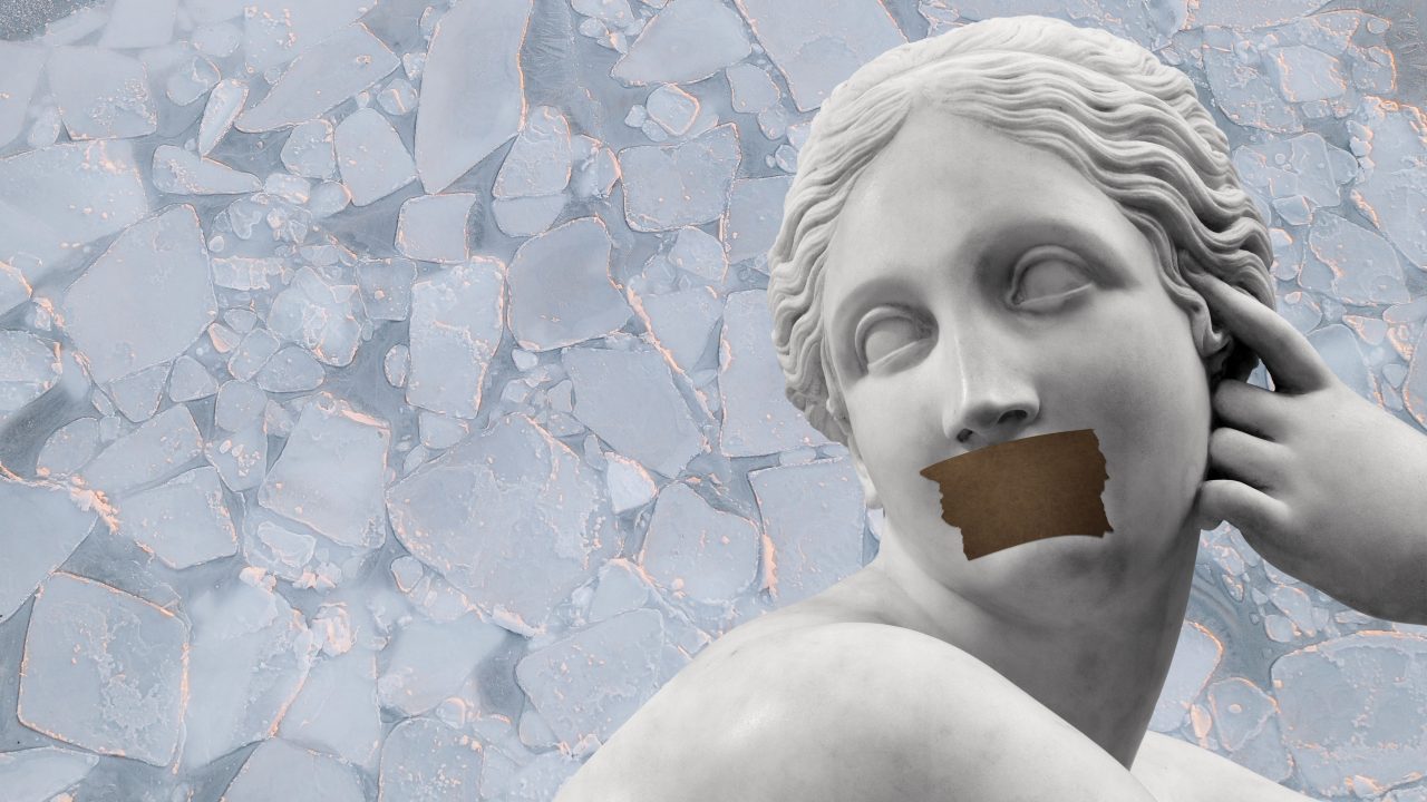estatua con la boca tapada sobre fondo de hielo