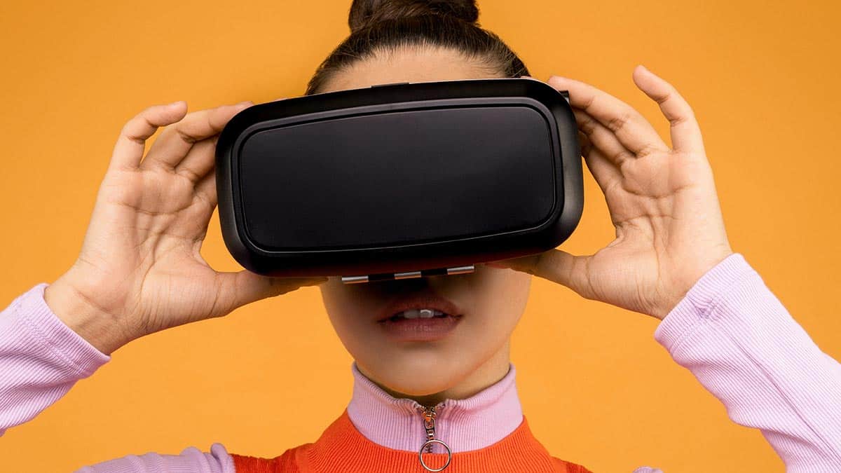 Una mujer con gafas de realidad virtual
