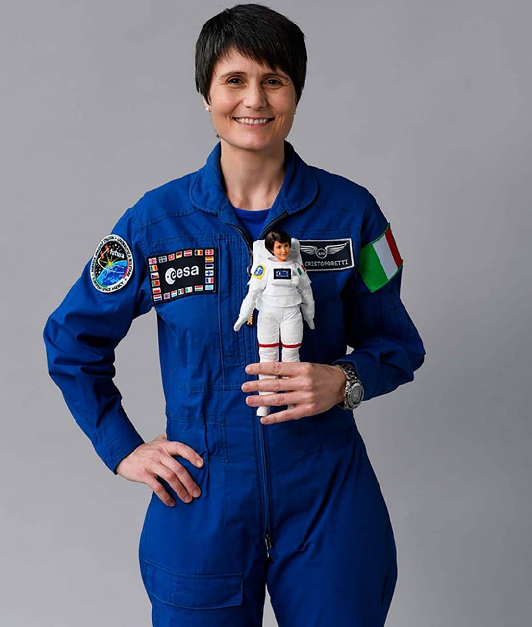 La astronauta Samantha Cristofretti con su Barbie
