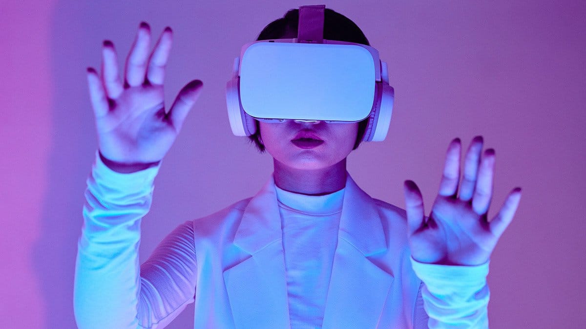 joven con cascos de realidad virtual