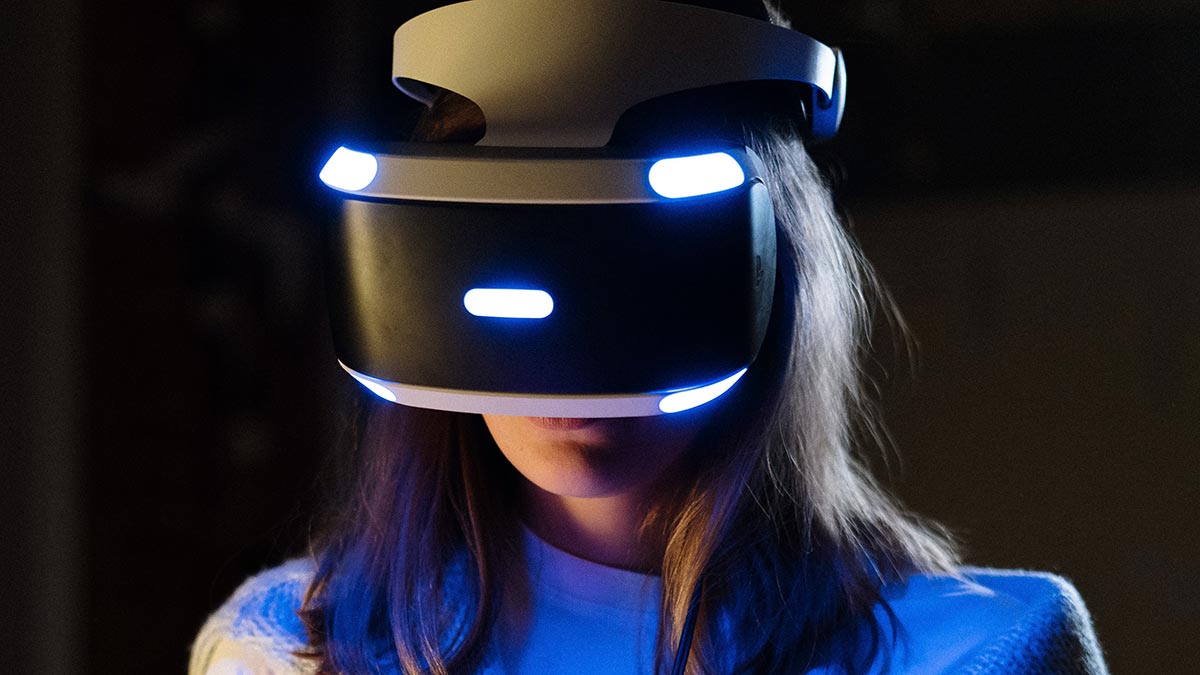 Una persona con gafas de realidad virtual