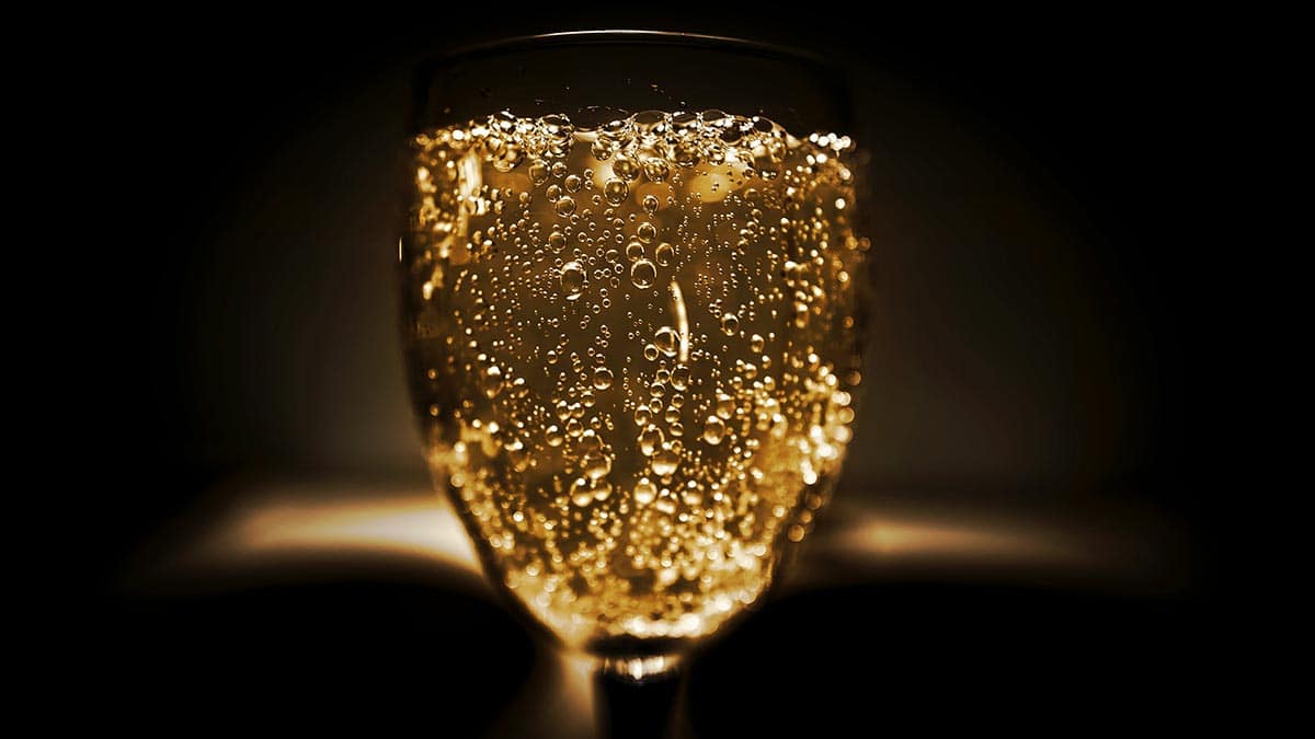 Un vaso con una bebida del color del "oro"