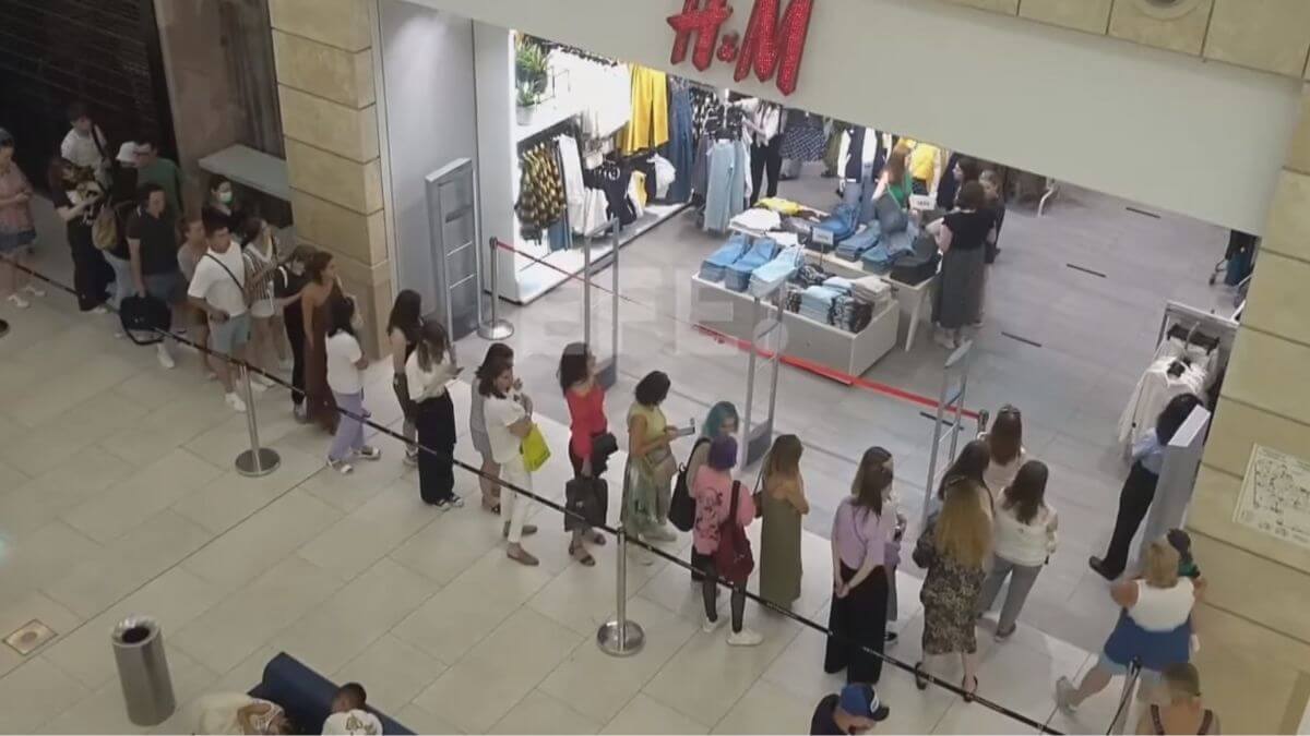 H&M reabre 10 tiendas para liquidar mercancía en Rusia