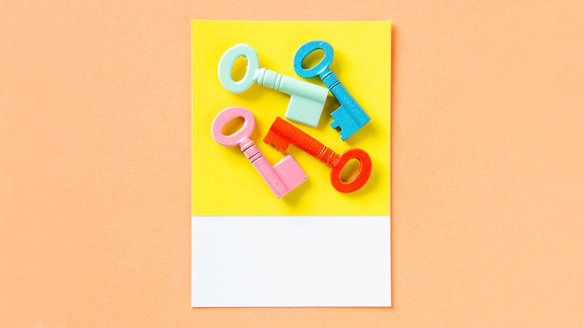 llaves de colores sobre fondo naranja