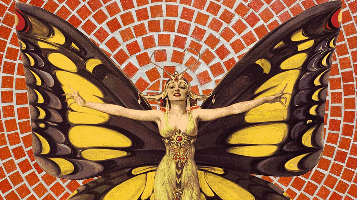mariposa mujer sobre fondo de ladrillos rojos