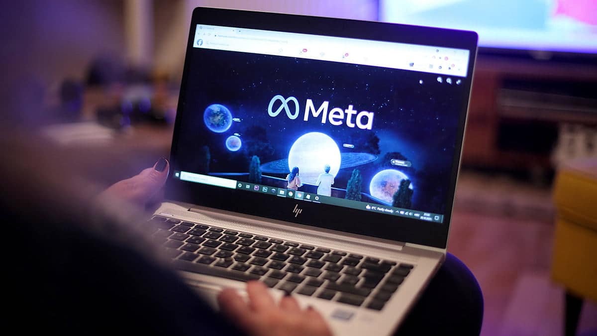 ordenador con la web de Meta
