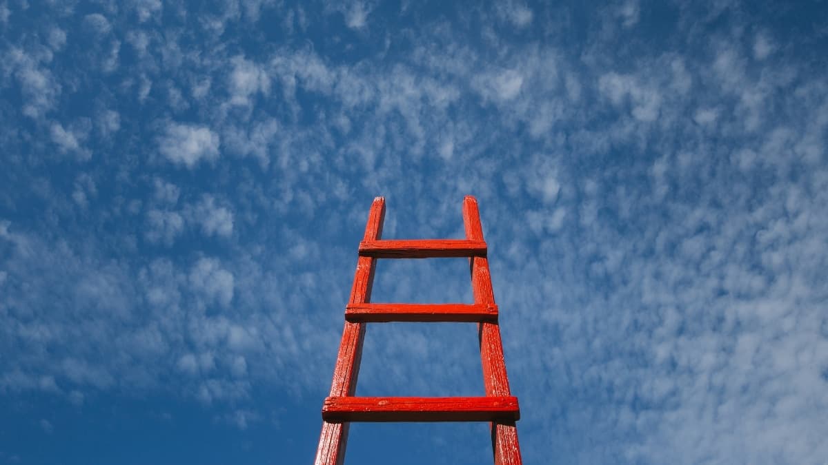 escalera mirando al cielo