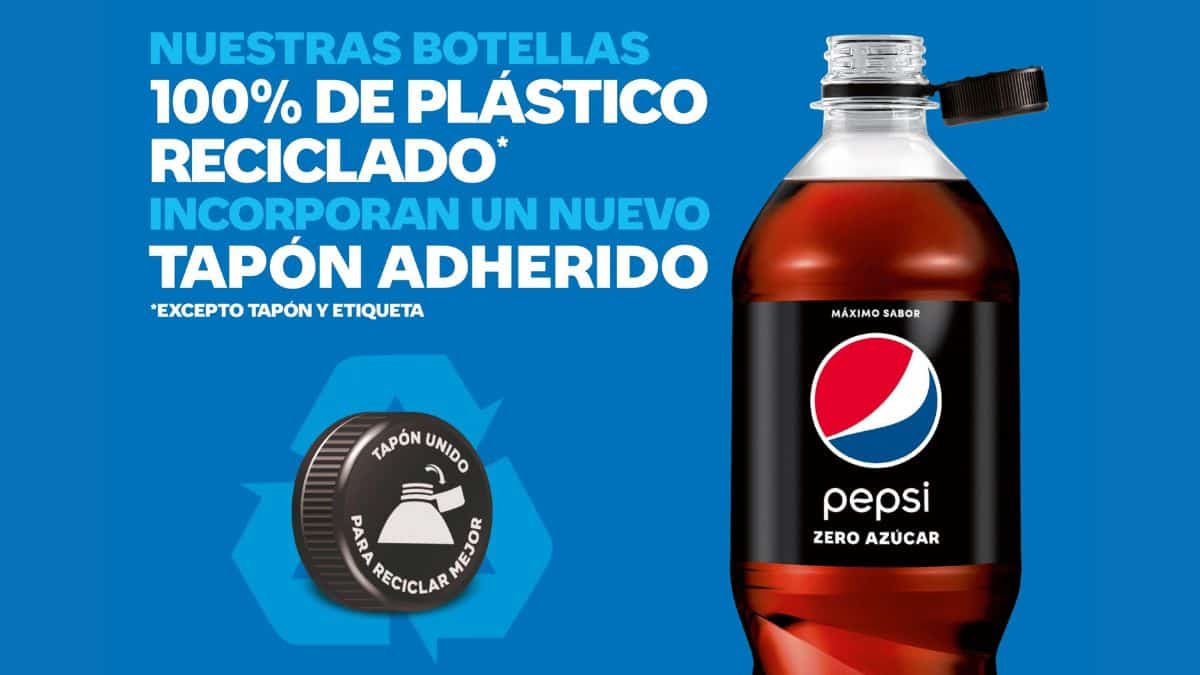 Las botellas 100% de plástico reciclado de Pepsi ahora viene con tapón adherido.