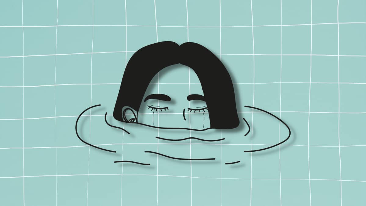 mujer llorando sobre fondo azul