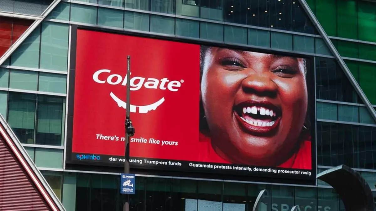 La original campaña de Colgate en la que incita a la gente a sonreír, aunque no tenga una sonrisa perfecta