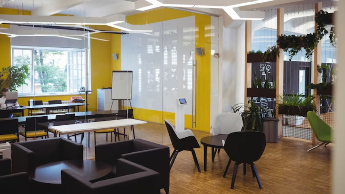 España dice adiós al escritorio fijo: el hot desking conquista las oficinas