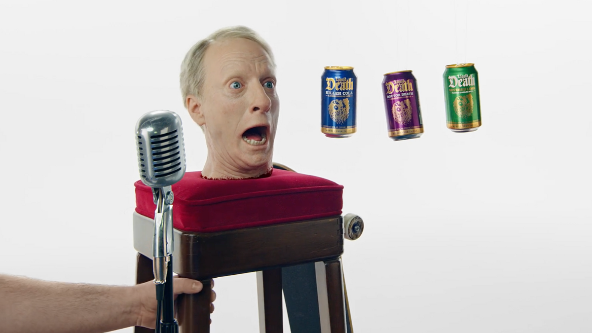 Tony Hawk pierde la cabeza en la nueva campaña de Liquid Death