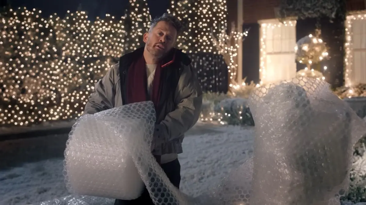 Macaulay Culkin vuelve como Kevin en esta campaña navideña