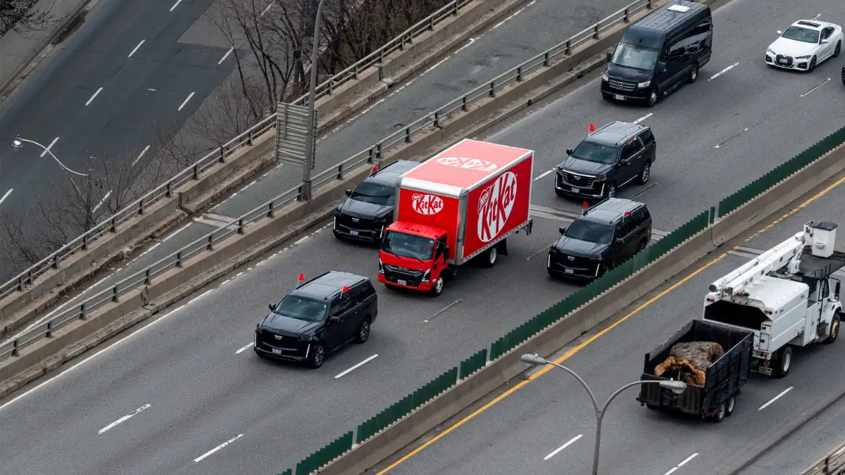 KitKat camión escoltado Canadá